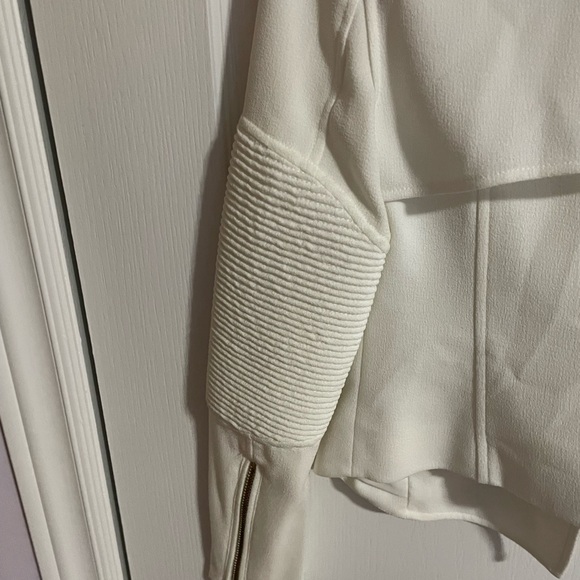 Wilfred Moto Fabric Jacket in size 00. Colour is a creamy white. - Picture 4 of 6